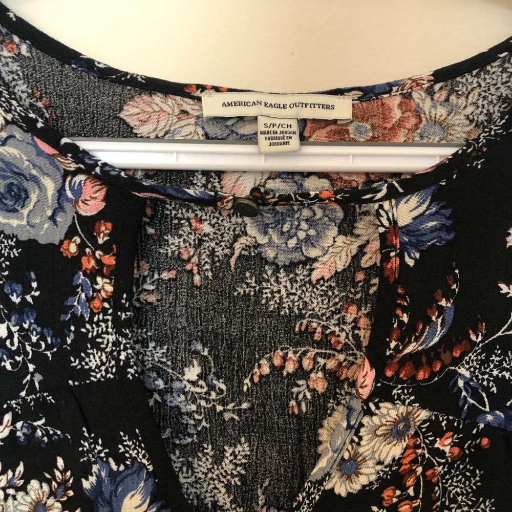 American Eagle Black Floral Keyhole Top - Picture 3 of 6